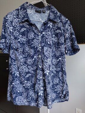 Erika women's short sleeve button down shirt size M Medium cotton blend